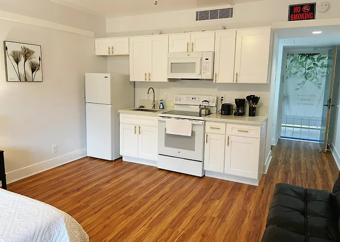 Studio In Hilo Center With Pool And Lake Views