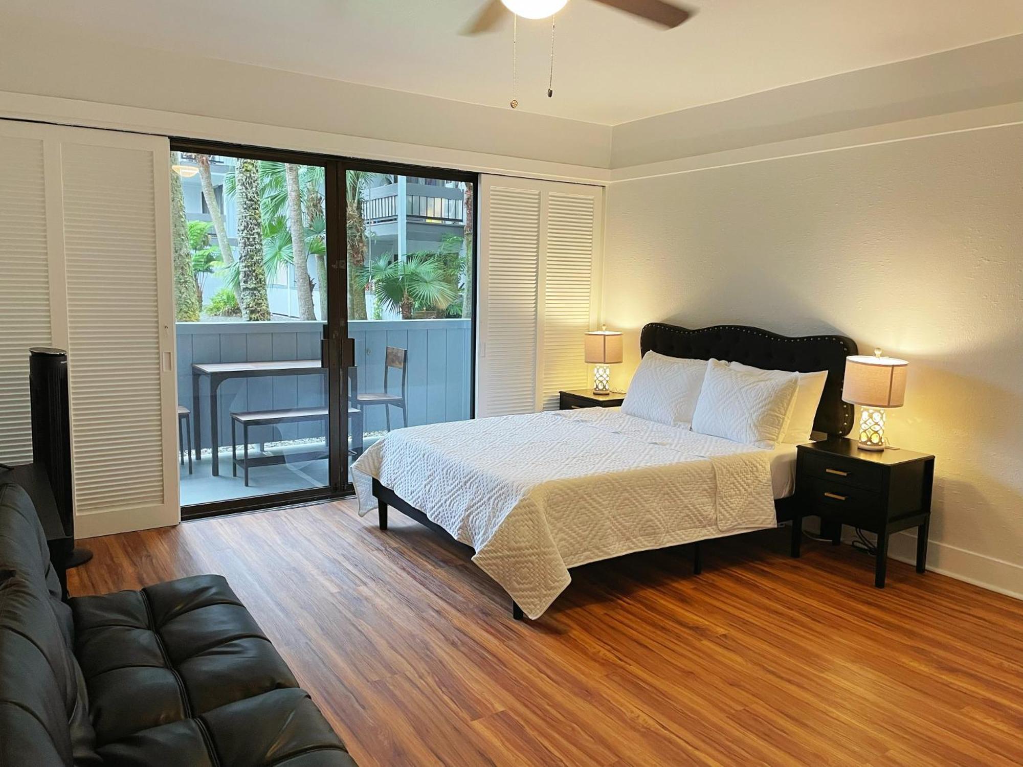 In Center With Pool And Views *
