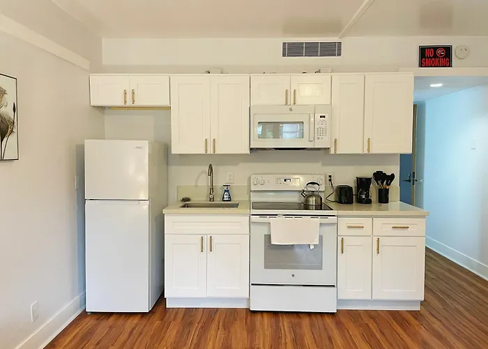 Studio In Hilo Center With Pool And Lake Views
